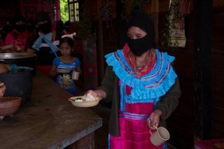 Maestra Zapatista a la hora de la comida en la cocina del CIDECI. Foto: Moysés Zúñiga Santiago