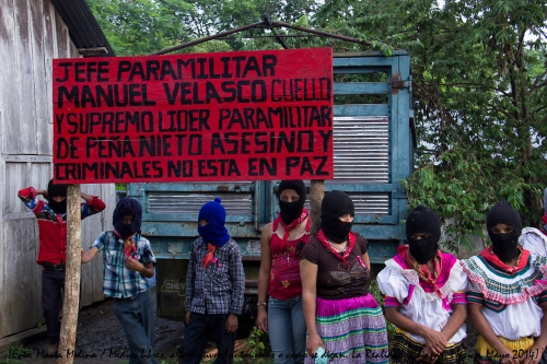 Bases de Apoyo Zapatistas reciben a la Caravana #GaleanoVive en el camino de terracería que llega hasta el Caracol de La Realidad.